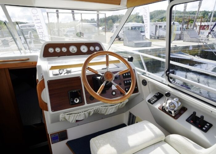 Nimbus 320 Coupe 12